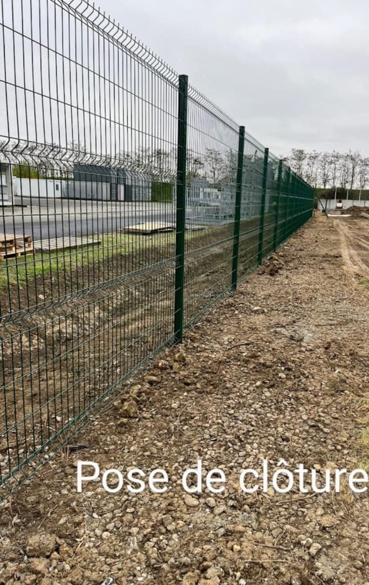 Pose d'une clôture en grillage pour délimiter un terrain, installation réalisée par RC Espaces Verts dans la Haute-Garonne.