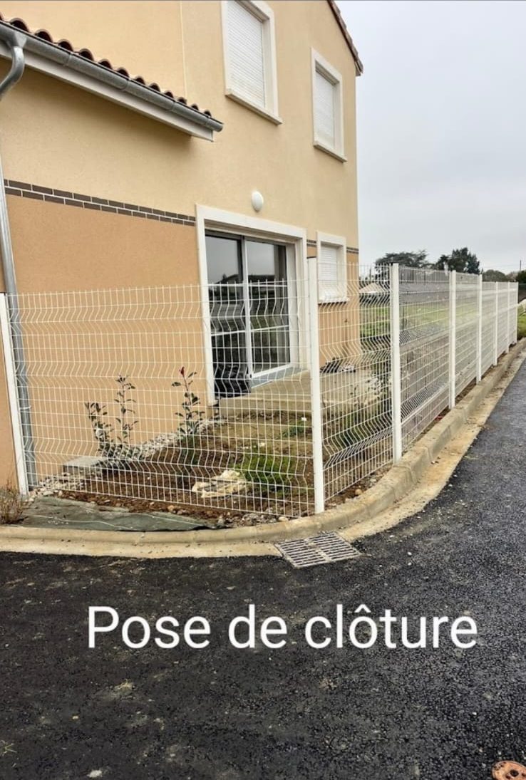Installation d'une clôture en grillage autour d'une maison, assurée par RC Espaces Verts pour une sécurité optimale.